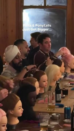 Ого! В Лондоне десятки мужчин собираются в пабе за бокалом пива, чтобы научиться плести косички своим дочкам