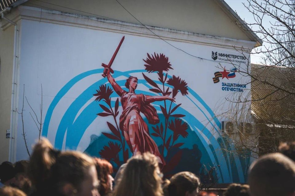 В центре Геническа открыли мурал «Родина-мать зовет!»