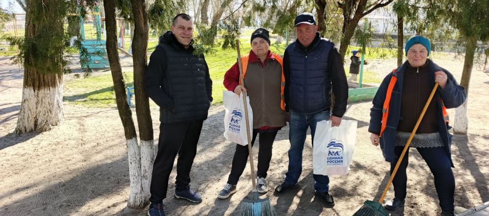 Муниципальные депутаты Виноградов Геннадий и Морозык Александр по поручению секретаря партии Единая Россия Алешкинского округа, главы Хоменко Руслана, поздравили сотрудников ЖКХ с их профессиональным праздником!