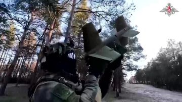 Минобороны России: Мобильный зенитный расчет гвардейского Костромского парашютно-десантного полка Ивановского гвардейского соединения ВДВ группировки «Днепр» точным пуском ручного БПЛА-перехватчика «Ёлка» уничтожил ударный...