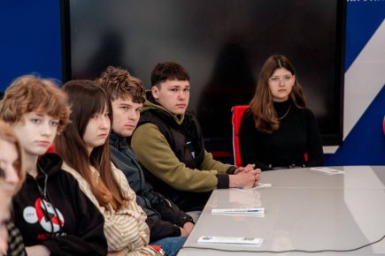 В Херсонском техническом университете росгвардейцы провели встречу со студентами в формате круглого стола