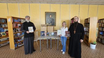В честь Дня православной книги священнослужители передали около 250 изданий в библиотеки Скадовского округа