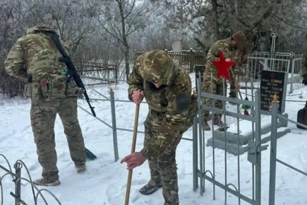 Росгвардейцы благоустроили памятник героям ВОВ в Херсонской области