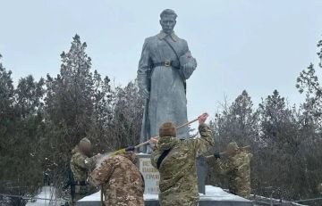 В Херсонской области росгвардейцы привели в порядок памятник и места захоронений воинам Великой Отечественной войны