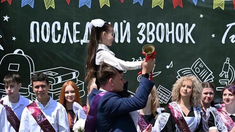 Последние звонки в российских школах пройдут в этом году 26 мая, сообщили в пресс-службе Минпросвещения