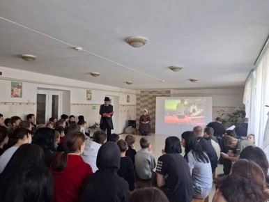 В Новокиевском социально-реабилитационном центре актеры Херсонского драмтеатра провели программу "Что за прелесть эти сказки"