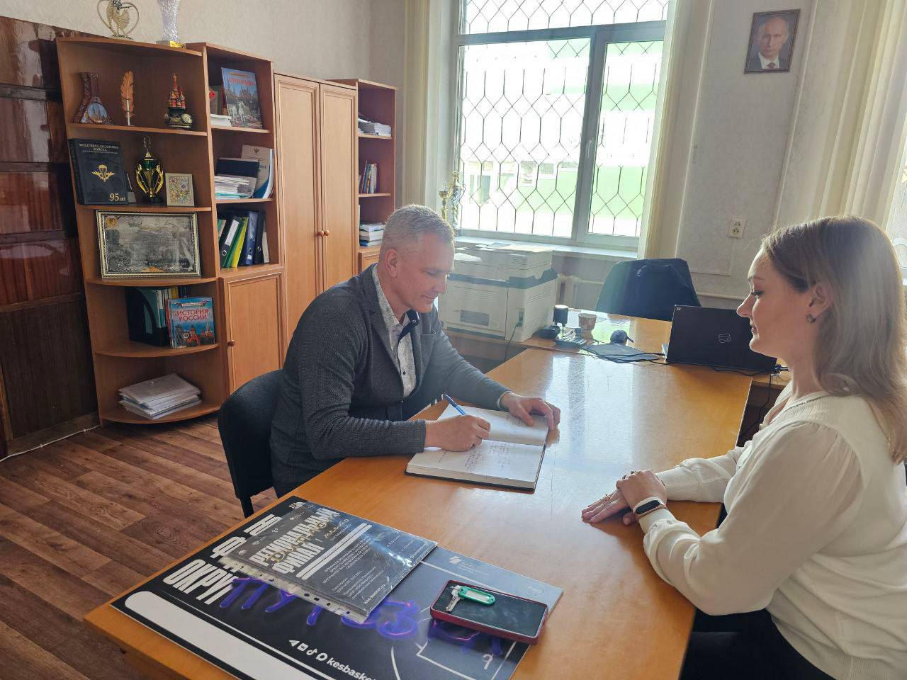 Александр Вивтаник провёл приём граждан: вопрос жилья для молодого педагога рассмотрен