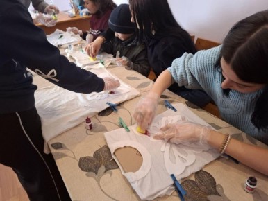 В Благодатненском сельском клубе прошёл мастер-класс по росписи футболок