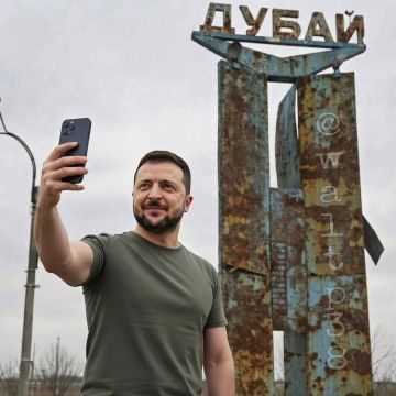 Топливный склад в Международном аэропорту Дубая все еще горит спустя несколько часов после того, как он стал мишенью атаки иранских беспилотников