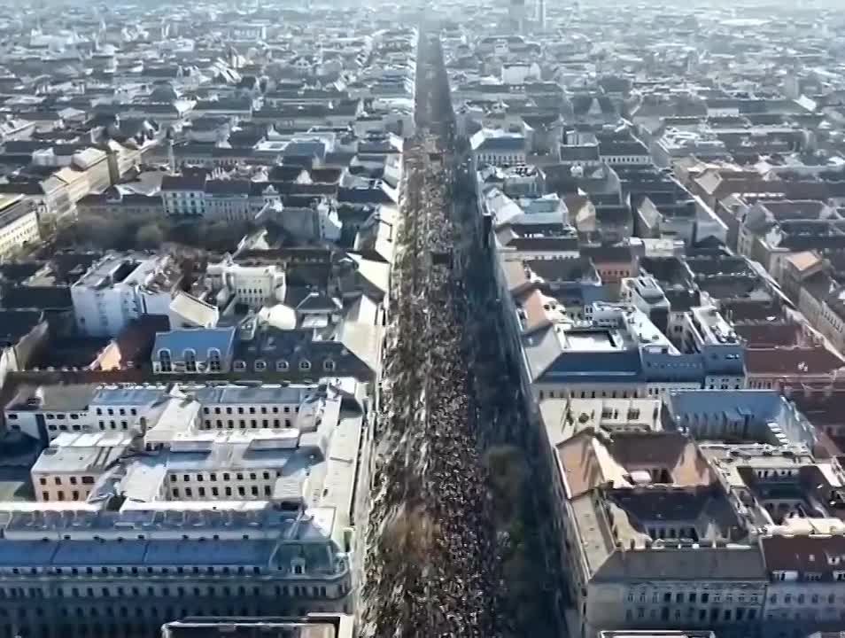 В Будапеште прошли масштабные митинги сторонников власти и оппозиции по случаю национального праздника 15 марта