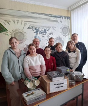 Рязанцы привезли посуду и бытовую технику в Верхнерогачикскую школу №1