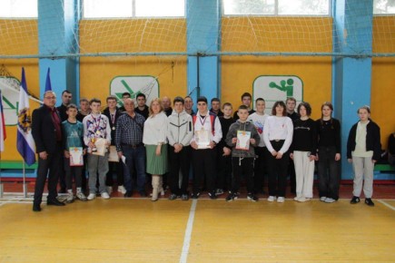 В Чаплинском округе выбрали сильнейших: юные теннисисты сразились за кубок