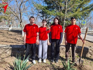 Первые Чаплинской школы № 2 высадили цветы