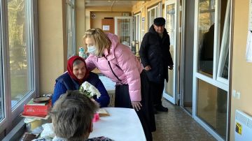 Участница предварительного голосования Единой России Елена Дмитрук навестила жителей гериатрического пансионата