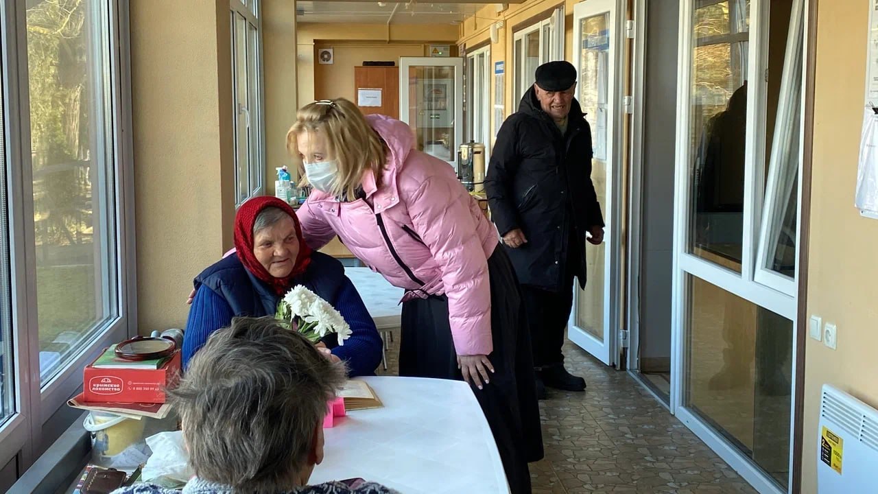 Участница предварительного голосования Единой России Елена Дмитрук навестила жителей гериатрического пансионата