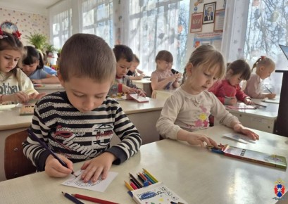 В Чаплынском округе Херсонской области сотрудники Госавтоинспекции провели профилактическое мероприятие для детсадовцев