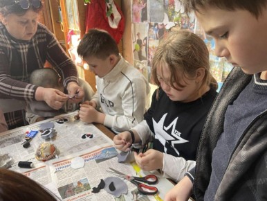 В селе Семихатка создали обереги для бойцов СВО своими руками