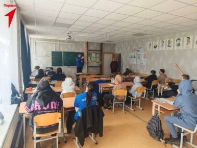 Первые Лазурненской школы приняли участие в викторине ко Дню воссоединения Крыма с Россией