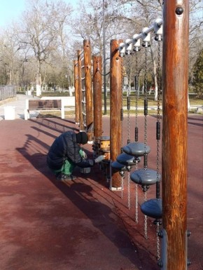 В Геническом округе продолжаются весенние работы по благоустройству