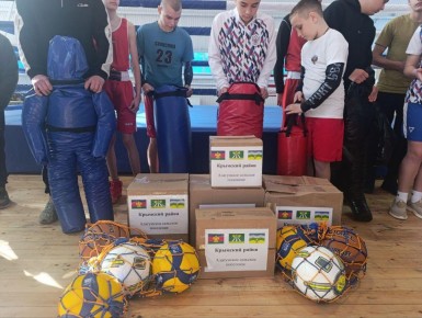Представители Краснодарского края передали спортивный инвентарь юным спортсменам Генического округа