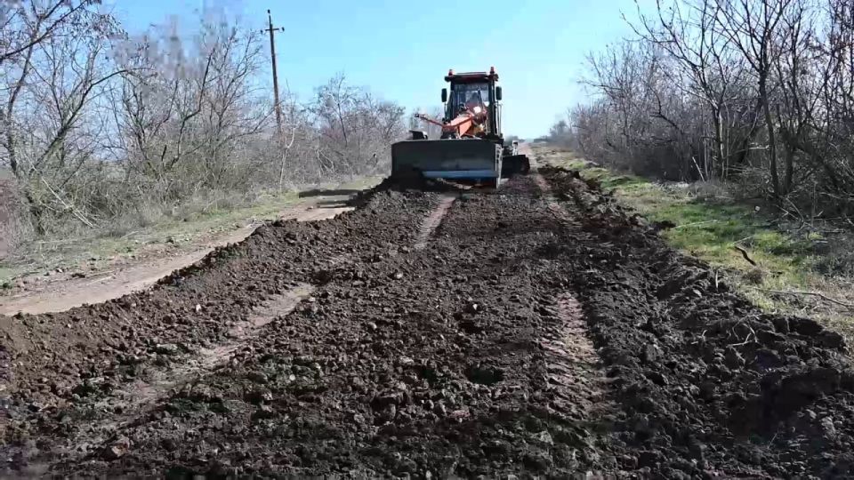 В Скадовском округе восстанавливают разбитую дорогу