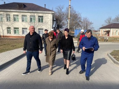 В Генической больнице проверили ход капремонта поликлиники