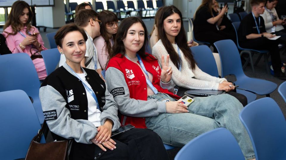 Делегация Херсонской области приняла участие во флешмобе ко Дню воссоединения Крыма с Россией на площадке арт-кластера "Таврида"