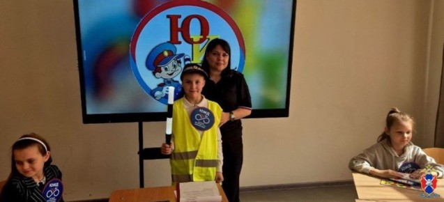 В Геническом округе Херсонской области сотрудники Госавтоинспекции провели занятие с юными инспекторами движения