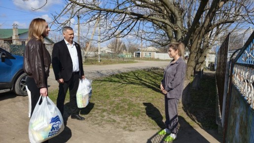 Ольга Осипенко: Вместе с председателем Совета депутатов Новотроицкого округа Алексеем Козубским навестили мам новорождённых малышей в муниципалитете