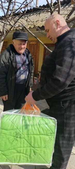 Денис Бондарев поздравил с днём рождения жителя Лазурного Николая Головащенко