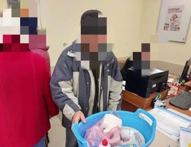 Семье из Днепрян, которая лишилась имущества из-за обстрела ВСУ, оказали адресную помощь