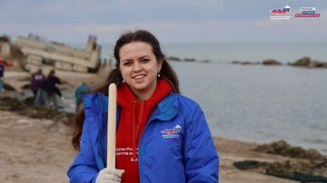 Молодежь провела акцию «Чистый берег» на детском пляже в Геническе