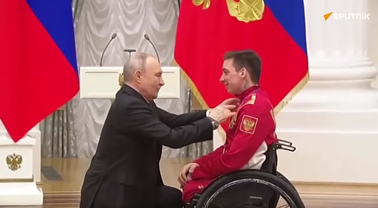 Путин на церемонии награждения российских паралимпийцев встал на колено, чтобы вручить медаль лыжнику Ивану Голубкову