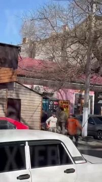 Енот из Херсона: Одесса. Коммунальщики убрали мусор с улицы, на время это поможет, но сильно ситуация не поменяется, потому что гестаповцев так просто не истребить «Подписывайся на нас в MAX»