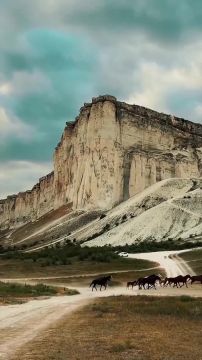 Над долиной реки Биюк-Карасу в Белогорском районе Крыма стоит величественный природный памятник - Белая Скала, или Ак-Кая