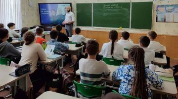 Активисты Движения Первых провели образовательные лекции для школьников из Геническа