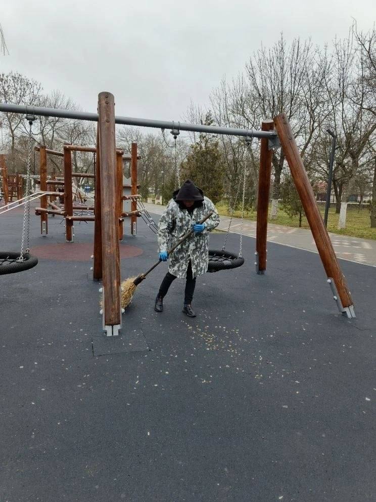 Работы по санитарной очистке и благоустройству продолжаются