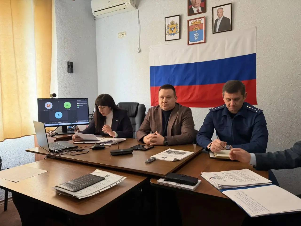 Сегодня состоялось 45-я сессия Совета депутатов первого созыва при участии и.о.заместителя прокурора Голопристанского района Владимира Киселева