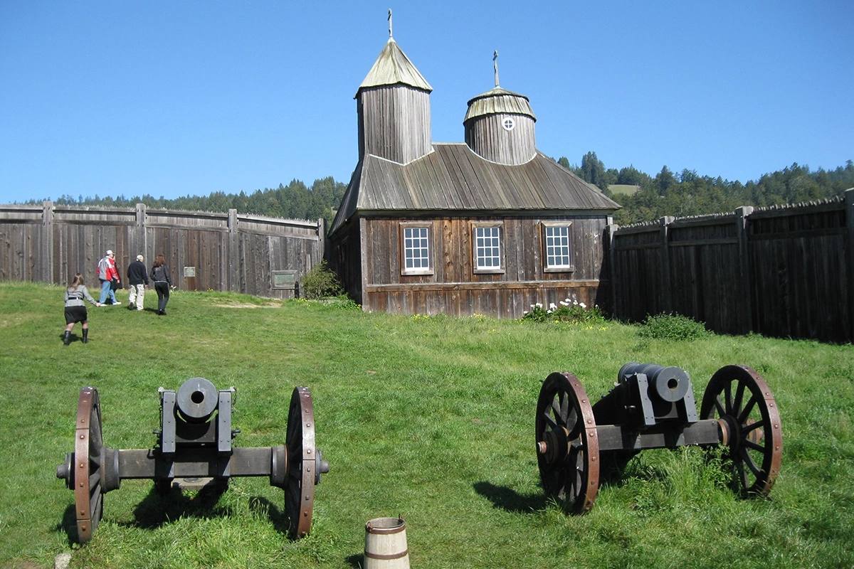 Форт-Росс — это бывшее русское поселение и крепость, основанная Российско-американской компанией в 1812 году для торговли пушниной.