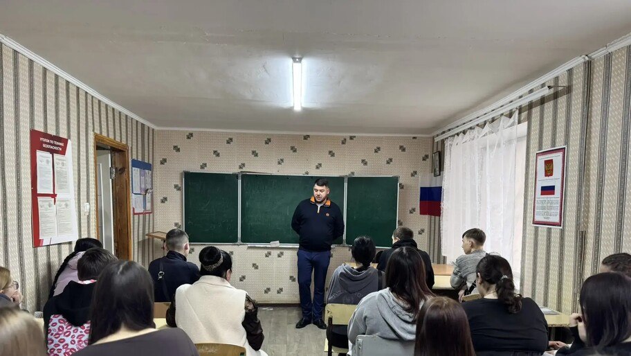 Ветеран СВО Игорь Стецура провел встречу со студентами Генического строительного колледжа