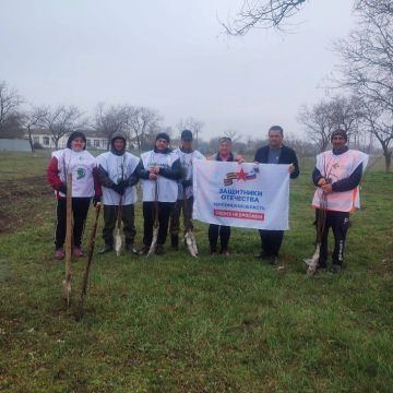Семьи ветеранов СВО, находящиеся под опекой филиал фонда «Защитники Отечества», вместе с волонтёрами высадили десятки молодых деревьев в селе Сокологорное