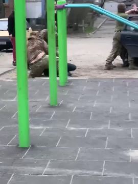 Днепр сегодня.... Мордастые людоловы продолжают курсировать по городу в поисках жертв. Увы, пока еще находят