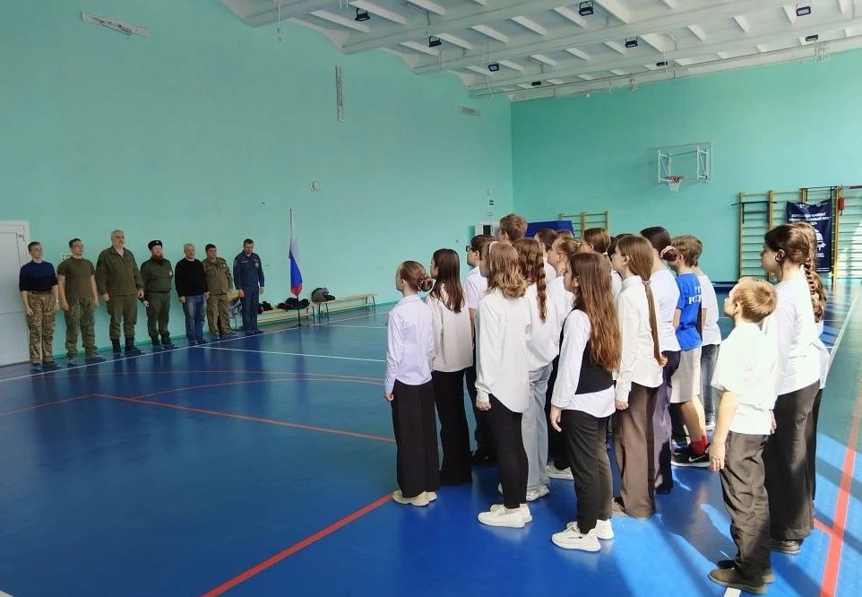 Активисты Движения Первых из казачьего класса Генической школы №3 готовятся к военно-патриотической игре "Зарница 2.0"