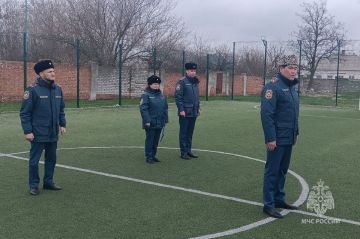 Пожарные на футбольном поле