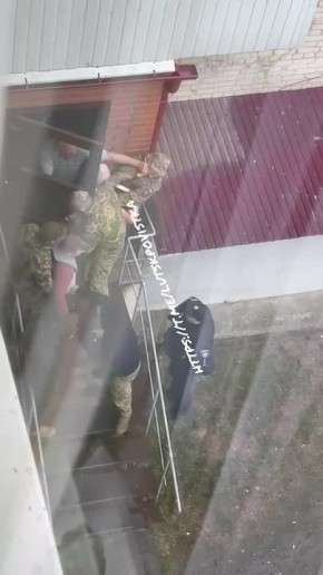 Пока по Луцку летит, людоловы продолжают тащить мужиков на убой