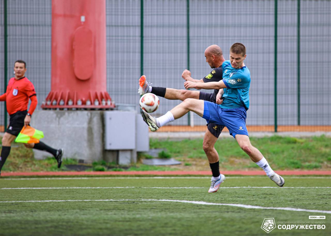 Десятка фотографий с первого тайма уже в альбоме!