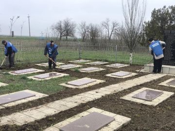 Волонтеры "Единой России" привели в порядок памятники и воинские захоронения в Херсонской области