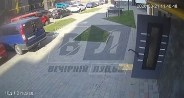 Полицейские в Луцке выломали дверь в подъезде, пытаясь догнать мужчину