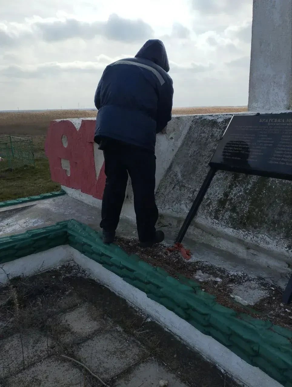 В Чаплинском муниципальном округе продолжаются работы по благоустройству памятников