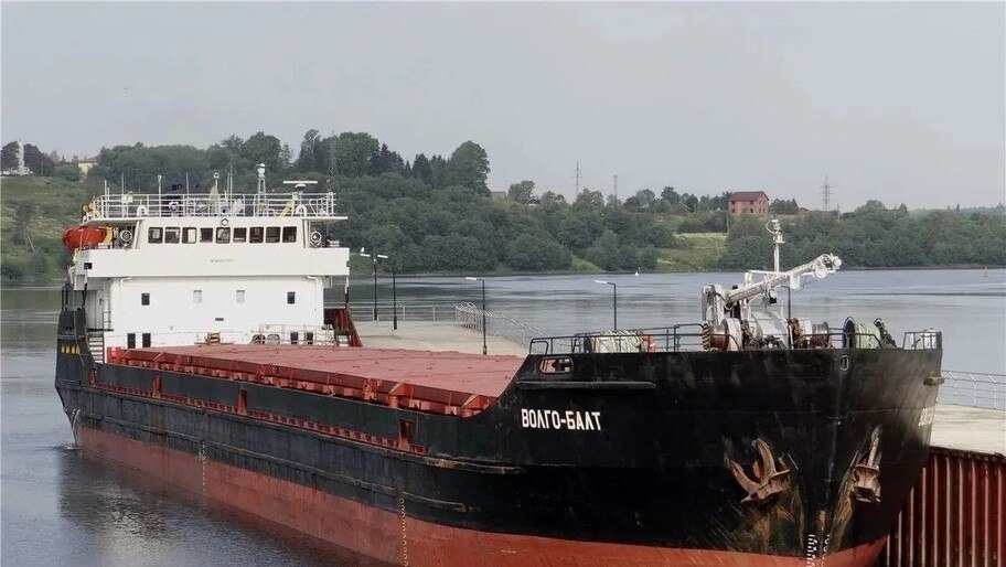 Есть риск утечки топлива с затонувшего в Азовском море сухогруза, атакованного ВСУ — сообщил пресс-секретарь Сальдо